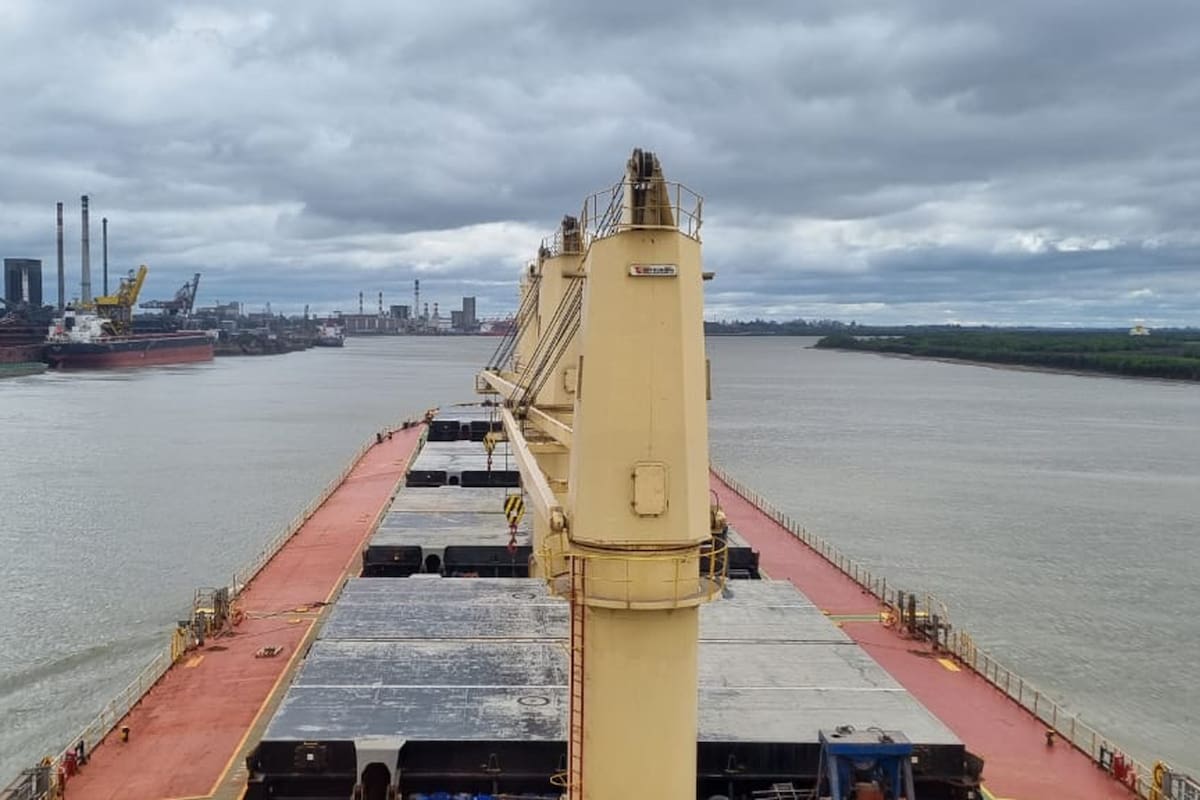 Un buque granelero circula por la Hidrovía