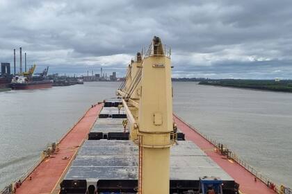 Un buque granelero circula por la Hidrovía