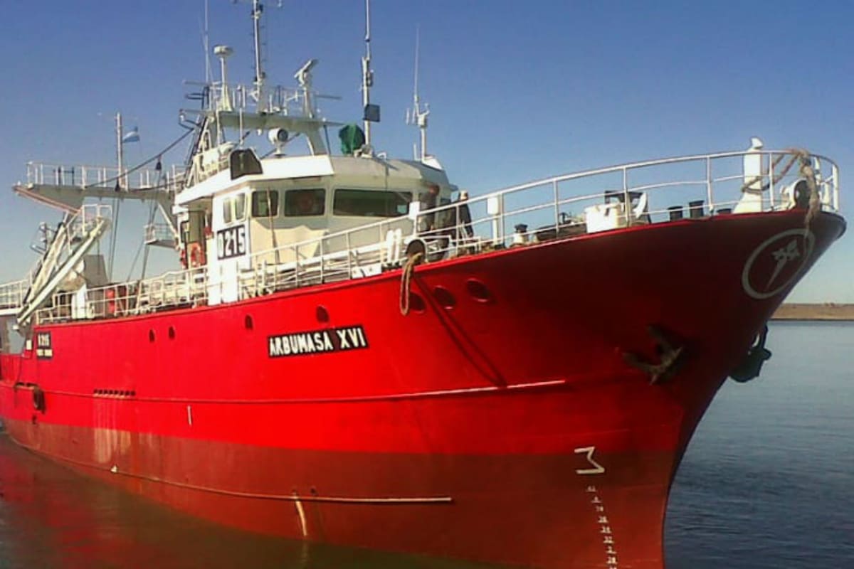 Un buque langostinero que capturan y procesa el producto abordo