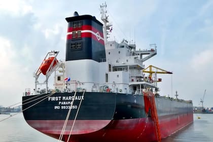El First Margaux es un buque granelero que cuenta con 229 metros de eslora (largo total) y 32,3 metros de manga (ancho), y está destinado al transporte de cargas a granel