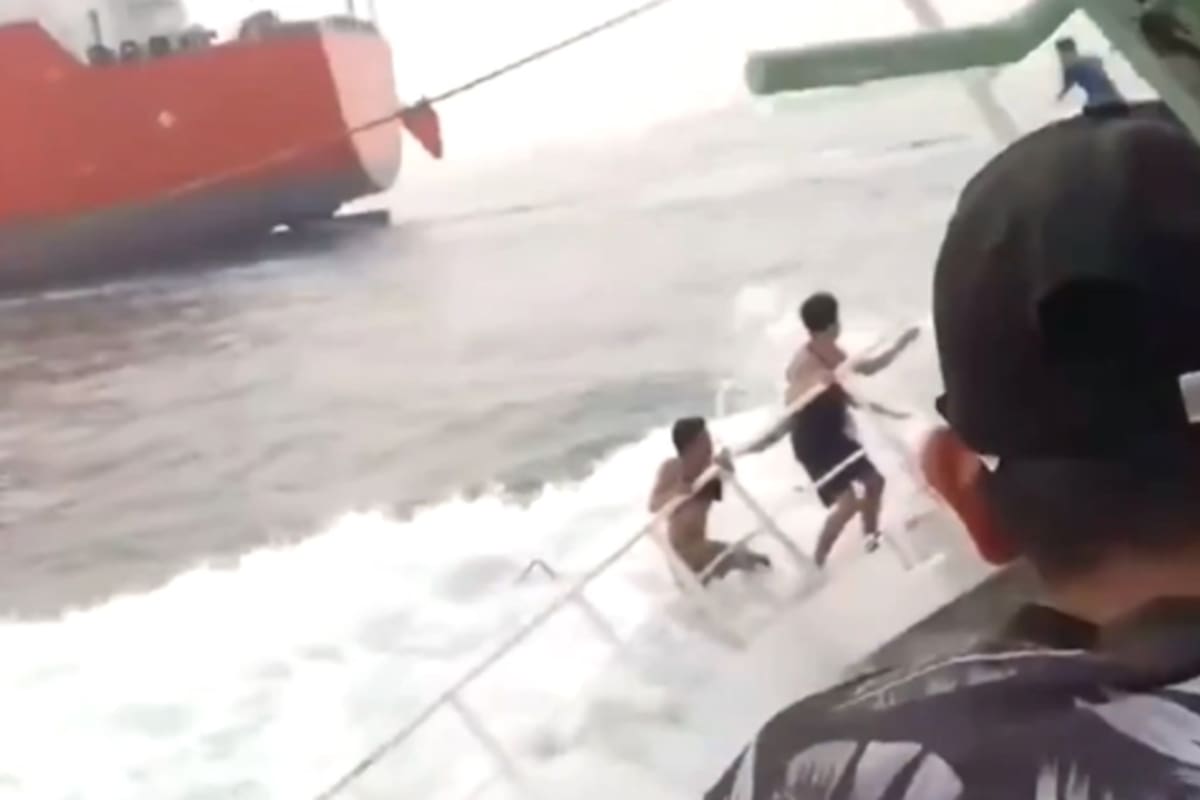 Un buque panameño chocó a un pesquero chino en aguas próximas a Singapur y el momento quedó grabado