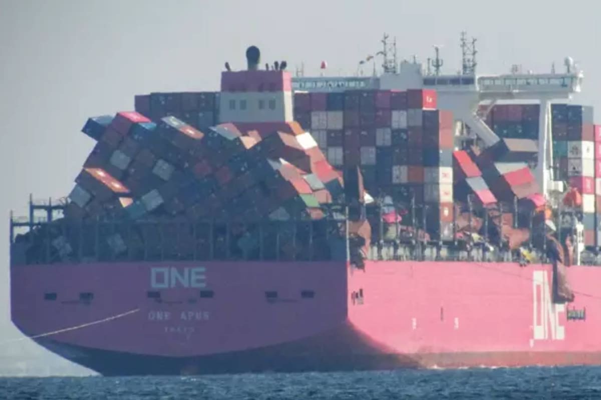 Un buque perdió casi 2000 containers en una tormenta