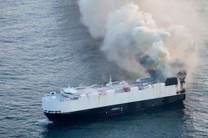 Un buque que transportaba 3000 vehículos se hundió este lunes