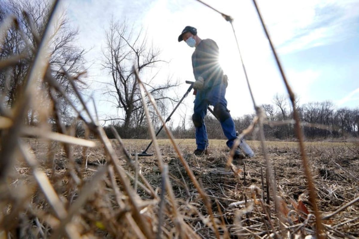 Un buscador de tesoros encontró con un detector de metales, la primera moneda árabe intacta del siglo XVII
