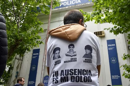 Un buzo con imágenes y una leyenda que recordar a las cuatro víctimas de la Masacre de Quilmes, ocurrida en 2004 en la comisaría 1a. de ese distrito