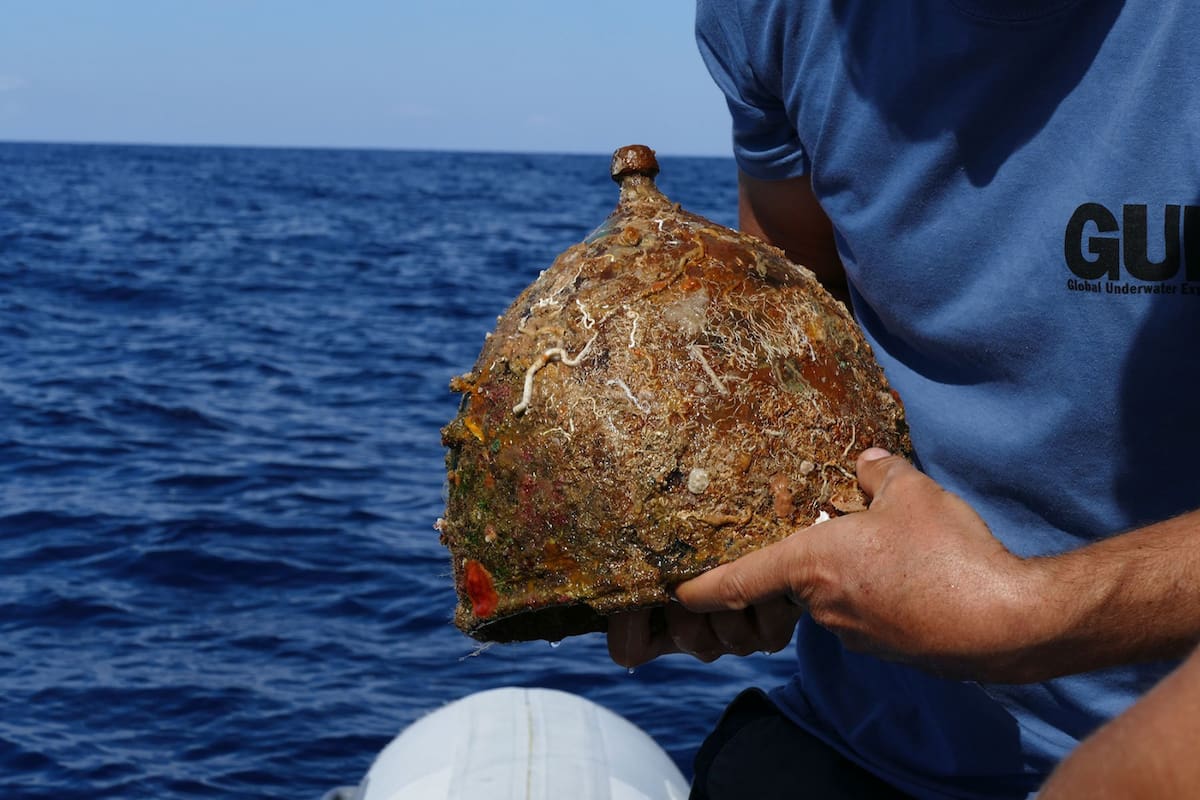 Un buzo descubrió un casco de bronce romano que sobrevivió a la batalla más feroz de la antigüedad