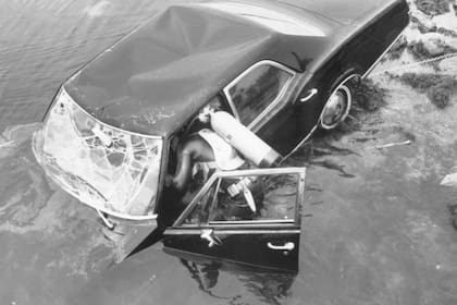 Un buzo trabaja para levantar el auto del senador Kennedy, que diez horas antes se había hundido en el lago que rodea la isla de Chappaquiddick, en Massachusetts. En el accidente, el 19 de julio de 1969, murió Mary Jo Kopechne, señalada como supuesta amante de Ted