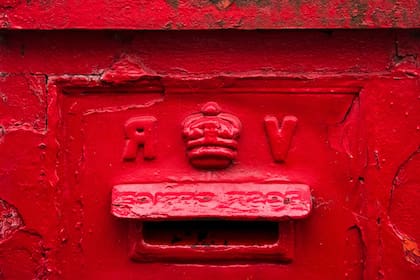 La ofician de correos de Reino Unido es una enorme compañía de buena reputación y querida por los británicos