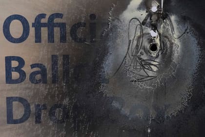 Un buzón electoral dañado se presenta en una conferencia de prensa en la oficina de la División Electoral del condado de Multnomah, el lunes 28 de octubre de 2024, en Portland, Oregon. (AP Foto/Jenny Kane)