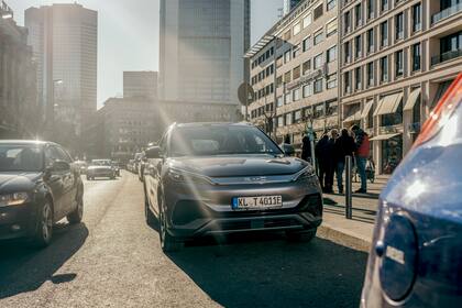 Un BYD Atto 3 en las calles de Frankfurt, Alemania