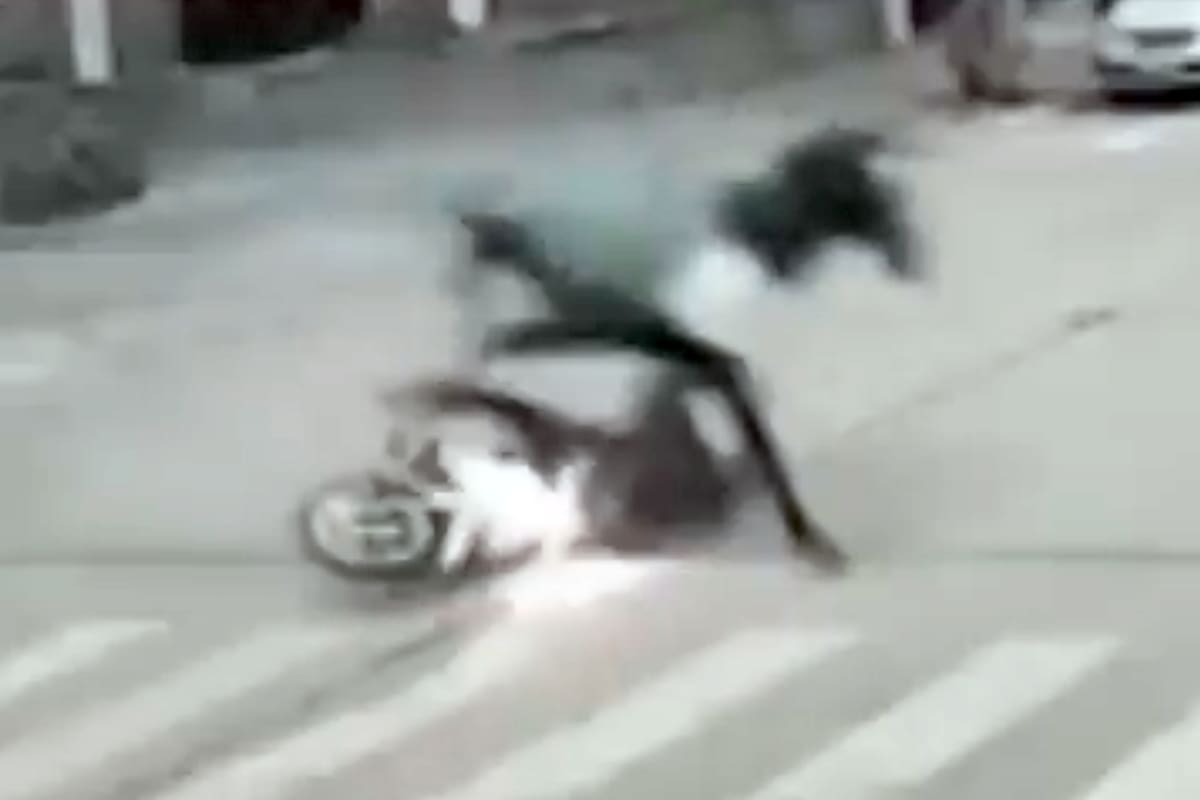 Un caballo embistió a un motociclista en Necochea