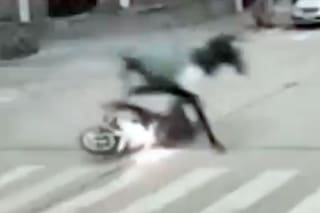 Insólito hecho: un caballo, a todo galope, embistió a una mujer que circulaba en una moto