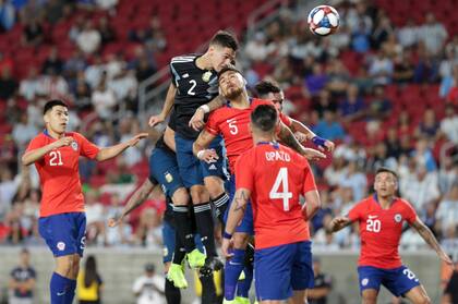 Lucas Martínez Quarta debutó en la selección ante Chile.