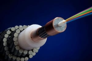Un cable submarino, con la fibra óptica en el medio y al protección contra humedad y golpes alrededor; mide de 2 a 7 cm de diámetro, según su ubicación
