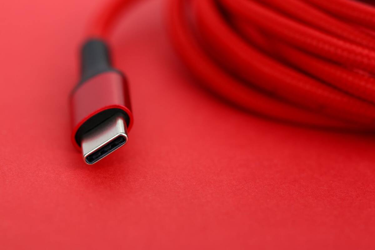 Un cable USB-C, la norma que al ser compatible con DisplayPort también sirve para conectarse a una pantalla