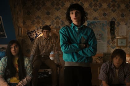 Un cada vez más grande Finn Wolfhard (Mike), rodeado por Eduardo Franco (Argyle), Noah Schnapp (Will) y Charlie Heaton (Jonathan)