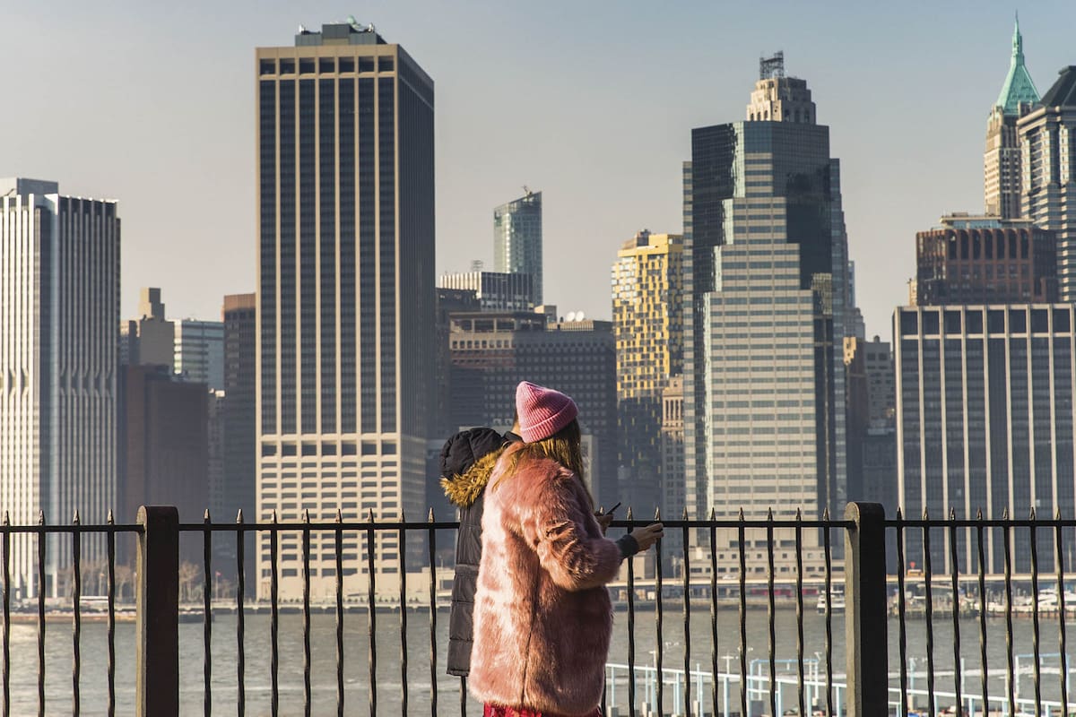 Un café a la vera del río, una cerveza al ritmo del jazz y un cóctel al compás del rock de los 80 entreabren la puerta a esta ciudad mágica.