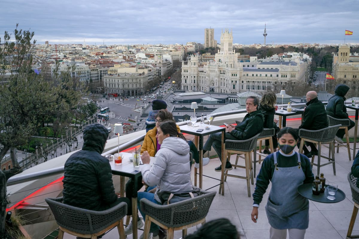 Un café con vista a Plaza de Cibeles en Madrid. (Samuel Aranda/The New York Times)