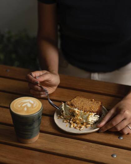 Un café de especialidad marida muy bien con una porción de budín.