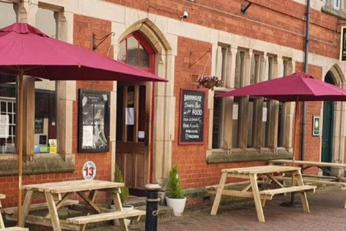 Un café inglés fue duramente criticado en internet y su propietario salió al cruce de su cliente