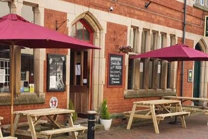 Un café inglés fue duramente criticado en internet y su propietario salió al cruce de su cliente