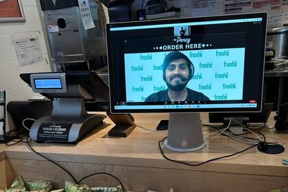 Un cajero virtual de Freshiii: el operario puede atender varios lugares al mismo tiempo
