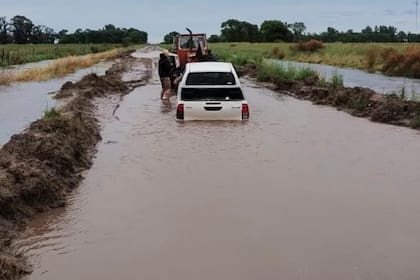 Un camino bajo el agua en Cadret, Carlos Casares y una camioneta que se encajó