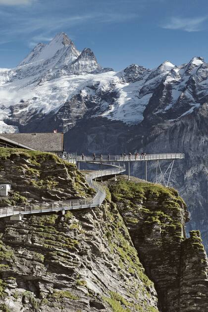 Un camino panorámico en las montañas de la Jungfrau con vistas abiertas y que llega hasta dentro de un glaciar