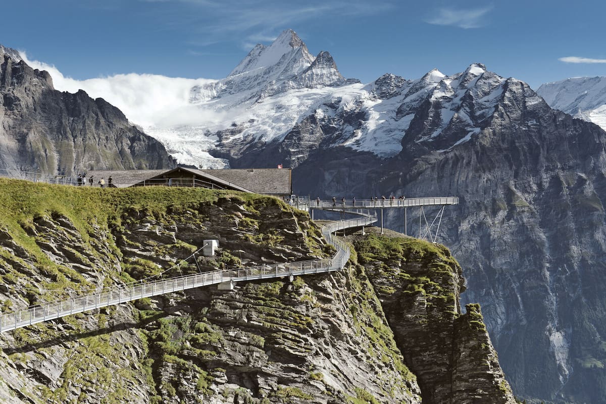 Un camino panorámico en las montañas de la Jungfrau con vistas abiertas y que llega hasta dentro de un glaciar