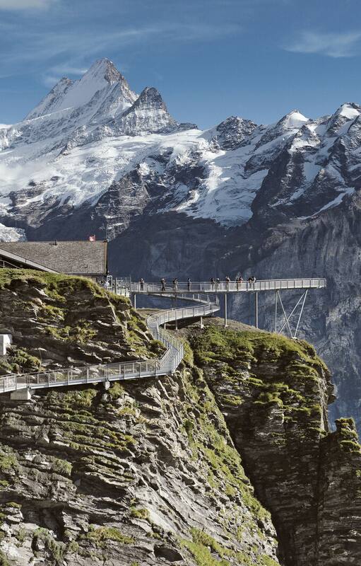 Un camino panorámico en las montañas de la Jungfrau con vistas abiertas y que llega hasta dentro de un glaciar