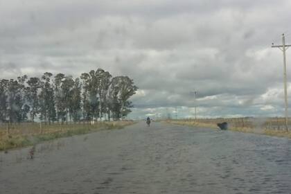 Un camino rural convertido en un río en la zona de Estación Irigoyen, en el departamento San Jerónimo, en el sur de Santa Fe