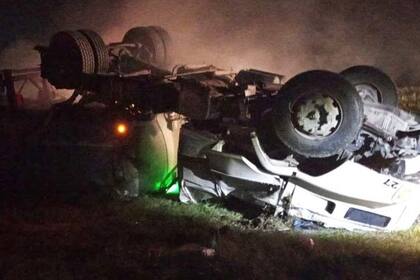 Un camión cargado de productos químicos volcó en la ruta 6 a la altura de Cañuelas