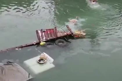 Un camión cayó al río y la gente se tiró al agua para quedarse con paquetes de encomienda