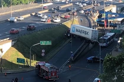 Un camión cayó de la General Paz a la altura de Liniers