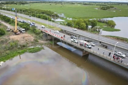 Un camión cayó en el arroyo Miní, en Santa Fe
