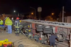 Un camión cayó sobre un auto particular a la altura de Campana, en la ruta 9; hay al menos dos personas fallecidas