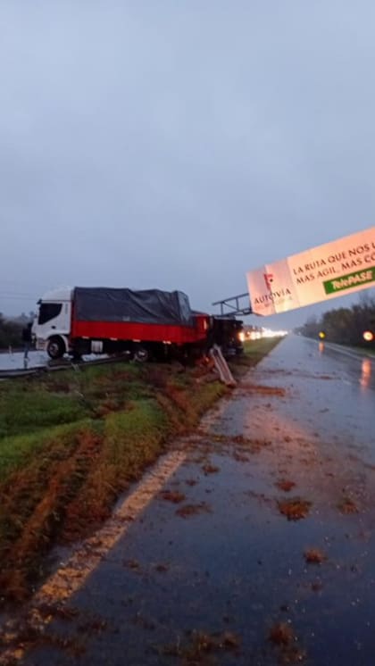 Un camión chocó contra un cartel de señalización de tránsito en la Ruta 12