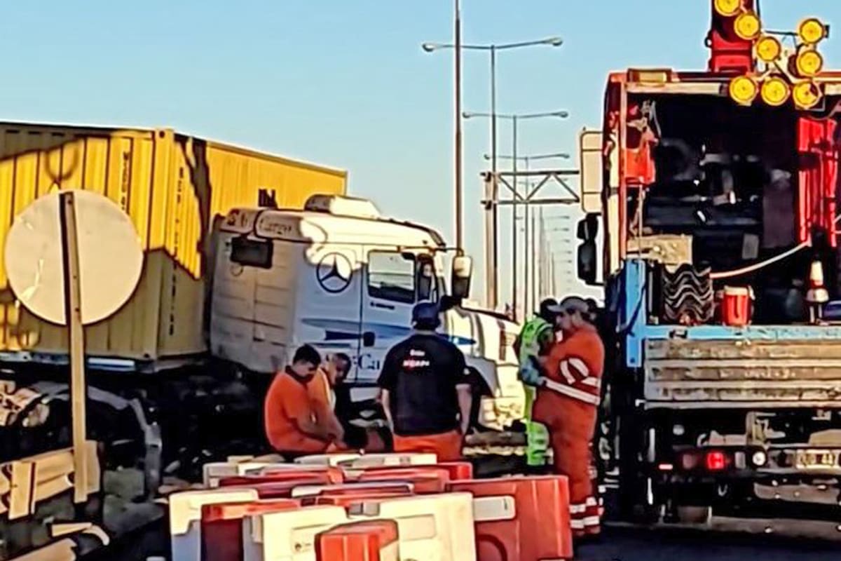 Un camión chocó contra una columna de alumbrado en la Panamericana ramal Campana mano a CABA