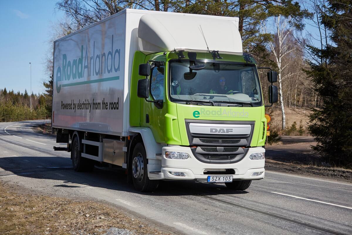 Un camión circula por el riel eléctrico de prueba que instaló Suecia para evaluar un sistema que le permita dejar de depender de los combustibles fósiles