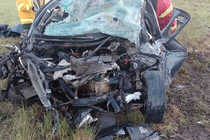 Un camión cisterna que transportaba fertilizante líquido colisionó frontalmente con un automóvil Renault Sandero