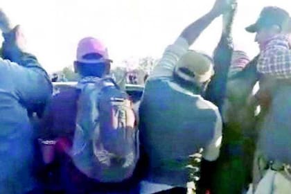 Un camión con 110 cabezas de ganado volcó y la gente faenó unas 30 vacas que habían muerto