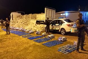 Un camión con 426 kilos de cocaína fue interceptado por la Gendarmería cerca de Rosario, donde había cruzado sin detenerse