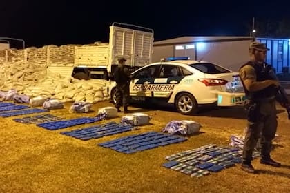 Un camión con 426 kilos de cocaína fue interceptado por la Gendarmería cerca de Rosario, donde había cruzado sin detenerse
