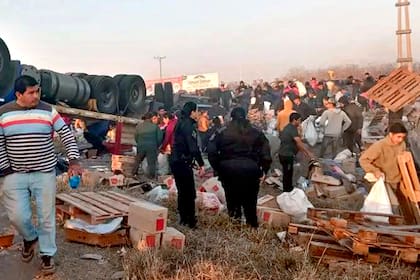 Un camión con mercadería volcó en Salta