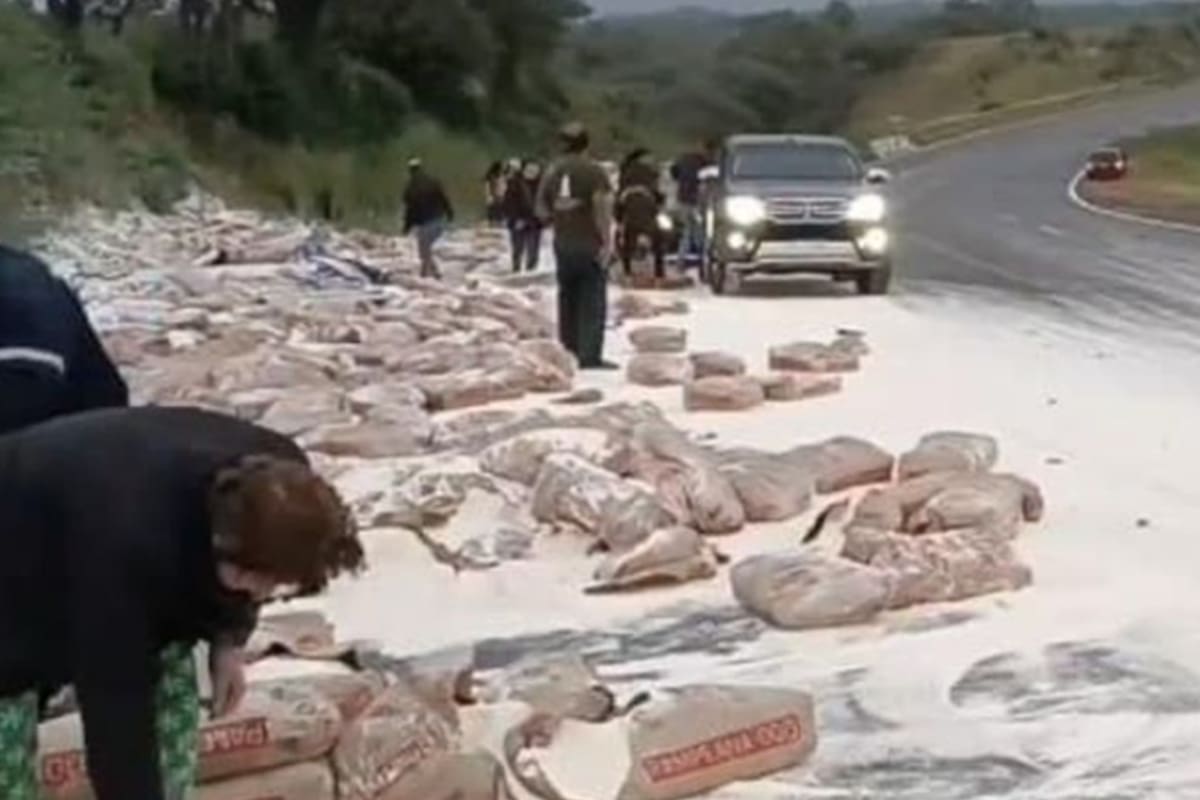 Un camión con un cargamento de harina volcó en Lumbreras, Salta, y los vecinos lo saquearon