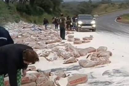 Un camión con un cargamento de harina volcó en Lumbreras, Salta, y los vecinos lo saquearon