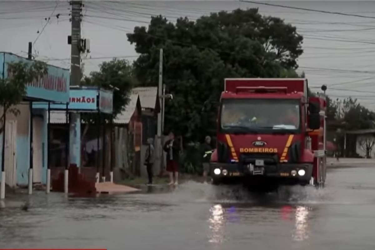 Un camión de bomberos por las calles desbordadas de Rio Grande do Sul