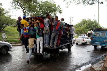 Un camión de carga utilizado como transporte público