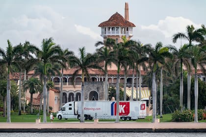 Un camión de mudanzas está estacionado a las afueras de Mar-a-Lago en Palm Beach, Florida