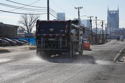 Un camión del Departamento de Transporte de Nashville aplica salmuera sobre una calzada el jueves 22 de enero de 2026, en Nashville, como medida preventiva ante la tormenta invernal que se espera afecte al estado durante el fin de semana